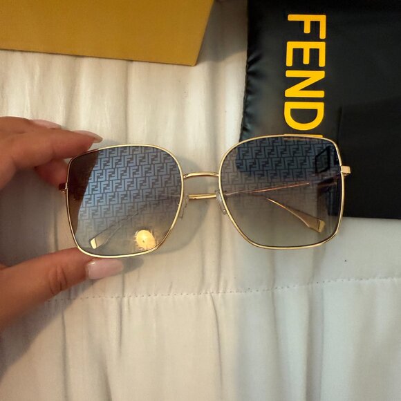 Fendi Logo Sunglasses - Style # FE40013U - NEW CONDITION - Picture 10 of 13